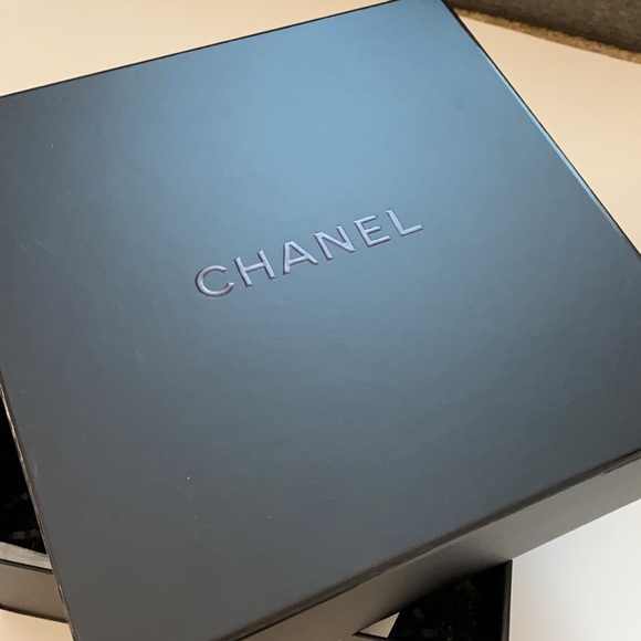 Chanel Gift Box - Picture 2 of 2